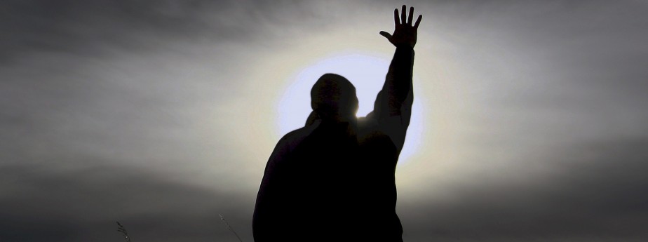 man-praying-924x345